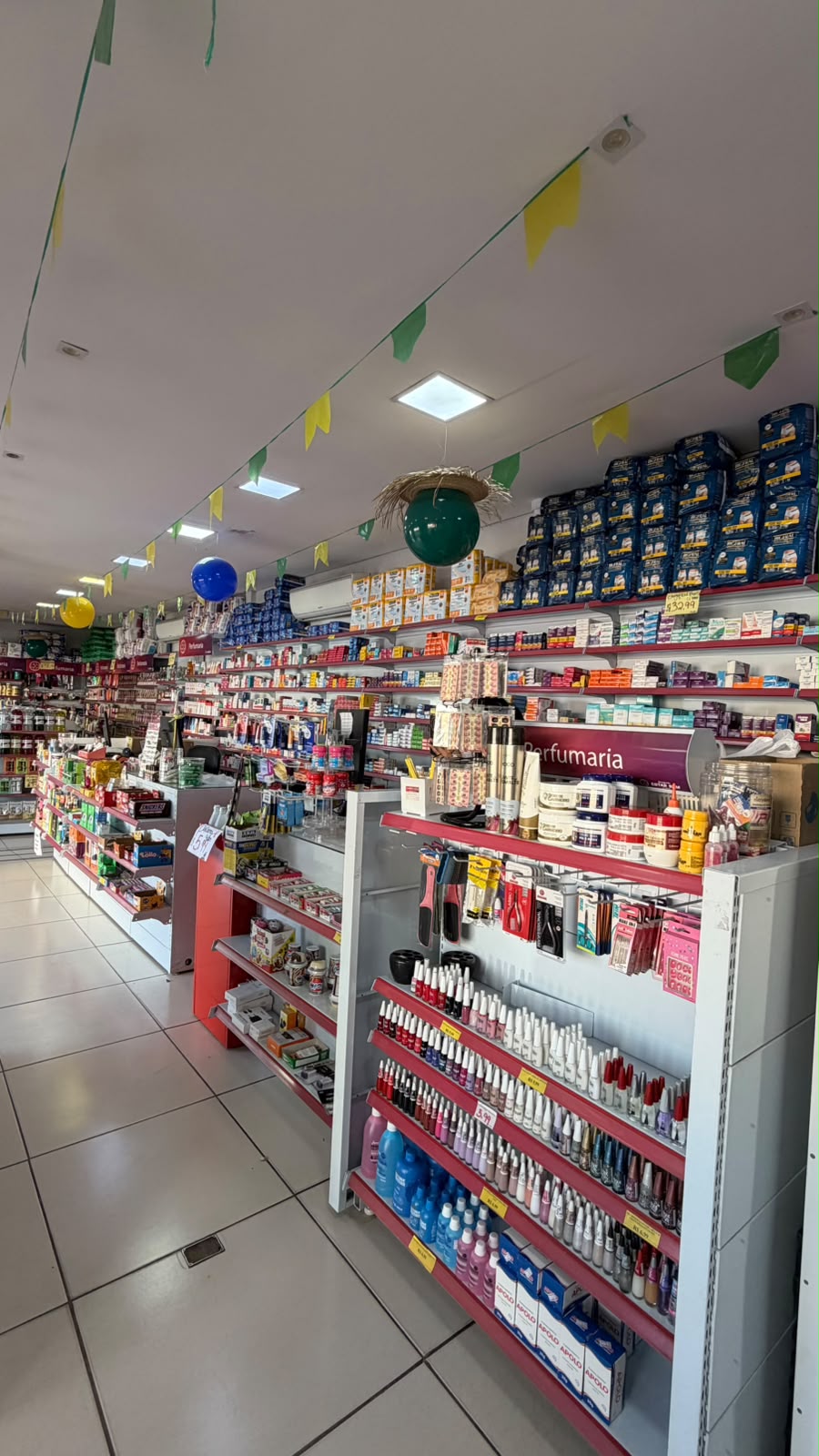 Farmacêutica atendendo cliente com atenção e cuidado
